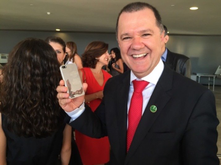 Um dos ministros mais aplaudidos na hora da posse foi
Carlos Gabas, da Previdência Social. Muito próximo à presidente Dilma, foi ele
quem a levou para um passeio de moto pela Esplanada, em agosto de 2013. Na foto, ele exibe a capa
do celular, com símbolo da Harley Davidson. Ele comentou que olhar Brasília da
garupa da moto é bem diferente