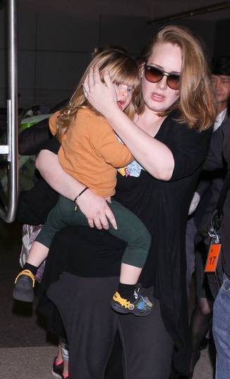 Adele tenta esconder filho de fotÃ³grafos