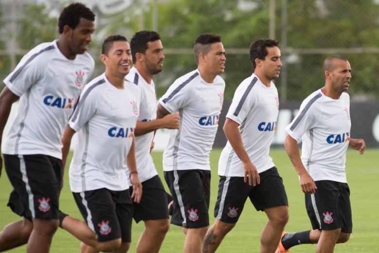 Em grave crise financeira, Corinthians tem contrato com 119 jogadores