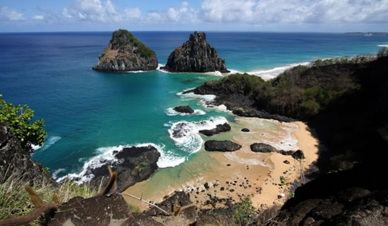 Os casais que preferem uma praia também possuem muitas opções de escolha. A ilha de Fernando de Noronha está entre as preferidas ao oferecer lindas combinações de cores formadas pela areia, o mar e as pedras. Não esqueça de liberar bastante memória na máquina fotográfica porque vocês não vão resistir a tantas belas paisagens. Quem não quiser ficar parado também pode praticar mergulho, surfe ou curtir o ecoturismo