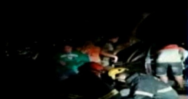 Veículo capota e bate em árvore deixando casal ferido em Ibirité (MG) - R7