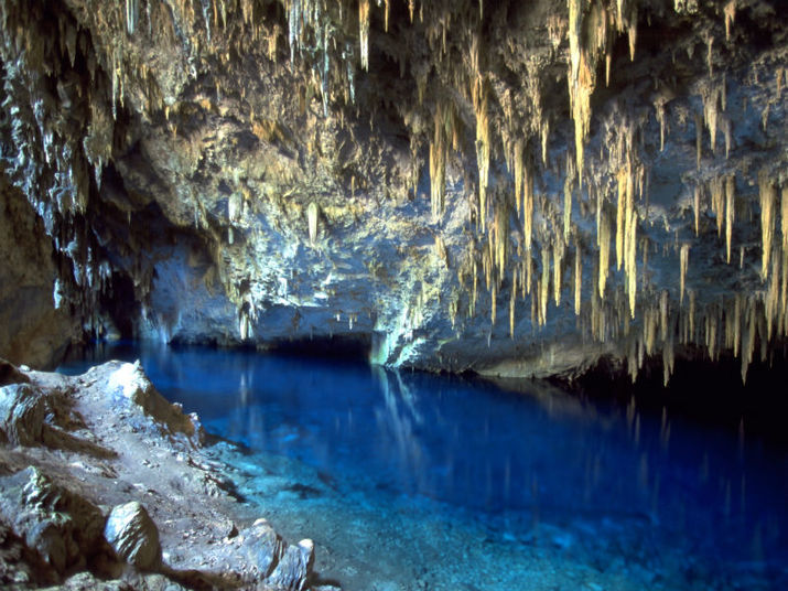 Bonito, em Mato Grosso do Sul, justifica o próprio nome e é um verdadeiro paraíso graças a suas grutas e cachoeiras. A região está localizada na nascente de três rios, Prata, Baía Bonita e Sucuri, cada um com suas peculiaridades. O lugar é ainda melhor para quem curte esportes radicais