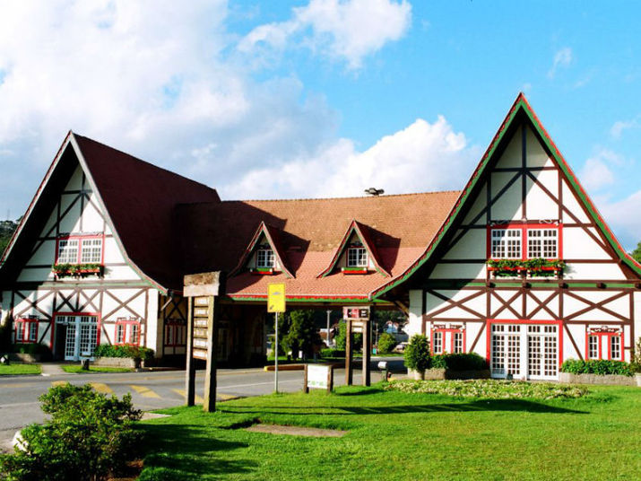 Se você mora em São Paulo, um destino romântico bem próximo é Campos do Jordão. Localizado a apenas 180 km da capital paulista, a cidade é chamada de 'Suíça brasileira' por conta de seus atrativos de serra, especialmente no inverno. Porém, em outras épocas do ano também há muito o que fazer lá, como caminhadas, restaurantes e até cachoeira