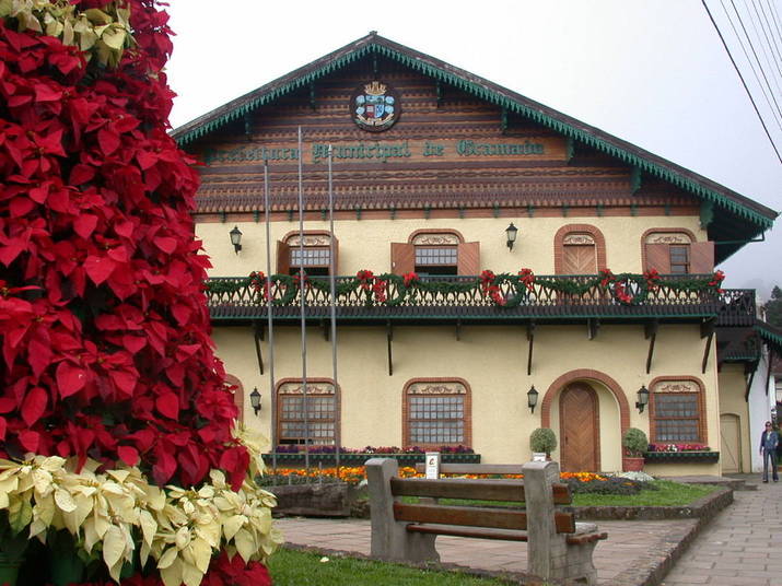 Na mesma linha de passeio de Campos do Jordão está a Serra Gaúcha. Tendo a cidade de Gramado como maior chamariz, a região é um excelente destino para casais, com direito a belas paisagens naturais, distribuídas em parques, canyons e lagos. Também há várias opções culturais, além de passeios de trem. Dependendo da época do ano, vocês ainda podem curtir o Festival de Cinema (em agosto) e o Natal Luz