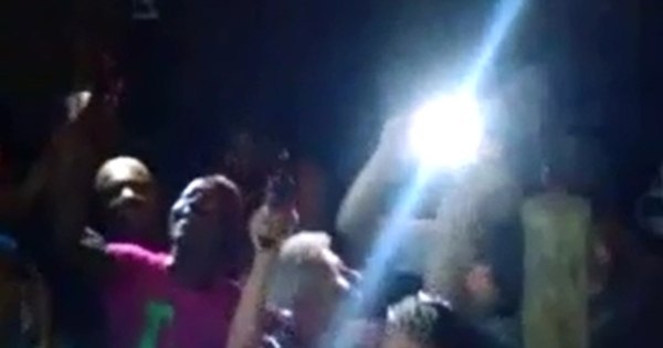 Funkeiros exibem armas e ameaçam atirar em quem entrar em rua ... - R7