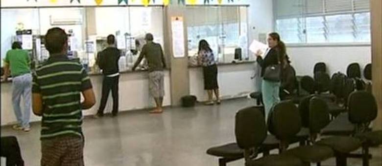 O GDF (Governo do Distrito Federal) informou que as Farmácias de Alto Custo da Asa Sul e Ceilândia (DF) estão abertas neste domingo (25) até as 18h. A abertura, em esquema excepcional, atende determinação da Justiça, que obrigou os servidores em greve a retornarem imediatamente ao trabalho. Ainda segundo o GDF, caso descumpram a ordem judicial, os servidores podem responder por crime de responsabilidade, além de terem o ponto cortado