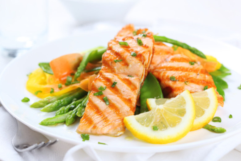 Boa alimentação pode ajudar a aliviar a cólica? VerdadeApostar
em peixes e legumes como salmão e brócolis é uma boa alternativa, pois eles
contêm ômega-3, substância com ação anti-inflamatória que auxilia a amenizar a
cólica
