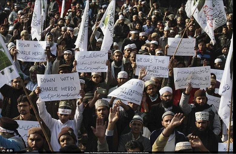 Cerca de 300 muçulmanos paquistaneses se reuniram na cidade oriental de Lahore, no Paquistão, para protestar contra o jornal satírico Charlie Hebdo. O grupo exigia a sentença de morte dos jornalistas da publicação.Os manifestantes carregavam cartazes com mensagens que diziam que os criadores
deveriam ser enforcados imediatamente 