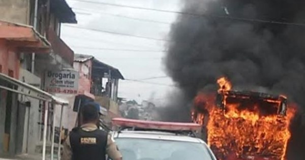 Dois ônibus são incendiados por adolescentes em Santa Luzia - R7