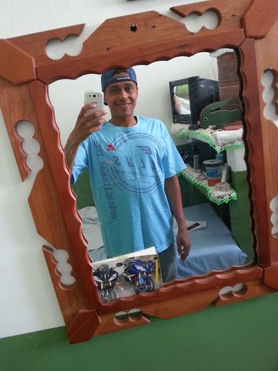 O detento deixa clara a predileção por selfie em frente ao espelho