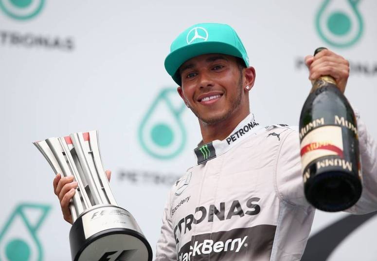 Rápido nas pistas e na poupança. O campeão de Fórmula 1 Lewis Hamilton embolsa R$ 2,66 por segundo