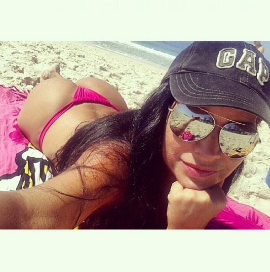 Nesta outra, ela fez um mix: misturou a selfie com a belfie: destacando rosto e bumbum. Original, não?