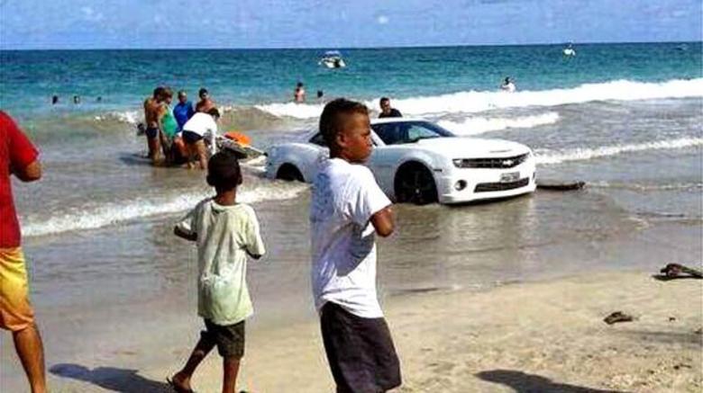 Era para ser um agradável passeio pela orla da praia do Cotovelo, na cidade em Parnamirim (Rio Grande do Norte). Porém, o motorista deste Chevrolet Camaro não esperava ser puxado pela correnteza para dentro do mar e... O estrago foi feito! Entenda melhor nas imagens a seguirQuer saber tudo sobre Carros? Acesse r7.com/carros!