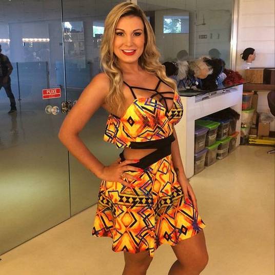 

Desde o início de dezembro, Andressa Urach precisou encarar
de frente uma luta entre a vida e a morte. A modelo precisou ser internada no
hospital Conceição, em Porto Alegre, para tratar de complicações por conta da
aplicação de hidrogel e de PMMA, substâncias aplicadas em suas pernas para fins
estéticos. Depois de quase 15 cirurgias e vários dias de internação na UTI,
Andressa concedeu sua primeira entrevista para o Muito Show, da Rede TV, para
falar sobre o assunto e não conseguiu conter as lágrimas mais de uma vez. Veja
os principais momentos+ Video: Andressa Urach e Ken Humano são internados com complicações pelo uso do hidrogel