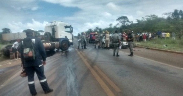 Um homem e quatro crianças morrem em acidente de carro no ... - R7