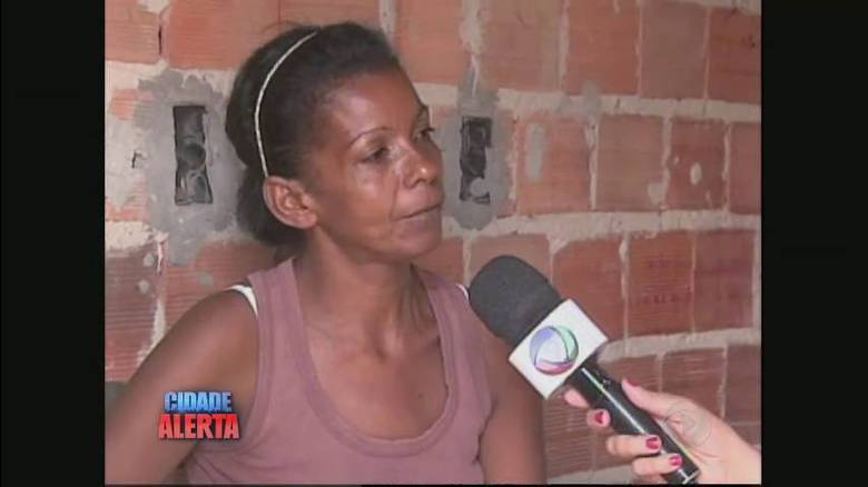 Uma mulher foi presa suspeita de ter matado o marido e enterrado o corpo no quintal da casa onde os dois moravam, em Aracaju (SE). Dias antes de o crime ser descoberto, a mulher havia procurado a polícia para relatar o desaparecimento da vítima