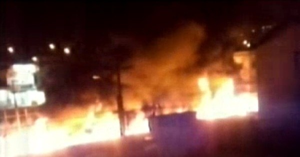 Bandidos invadem e incendeiam ônibus em Santa Luzia (MG) - R7