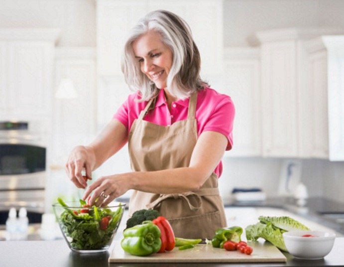 Para quem
está de dieta, o preparo da marmita também pode ser bem simples. A atenção fica
por conta dos alimentos que você deseja misturar. Anna Carolina alerta que poupar
calorias no almoço não é a melhor opção, já que é a principal refeição do dia. Além
disso, a fome pode voltar logo no início da tarde.


— Uma boa saída é buscar o equilíbrio no prato: uma porção pequena de
carboidratos complexos, como arroz ou macarrão integral, combinada com carne
magra (frango desfiado, patinho moído, lombo cozido), preparada com o mínimo de
gordura, e uma grande variedade de vegetais, especialmente o de cor verde
escura