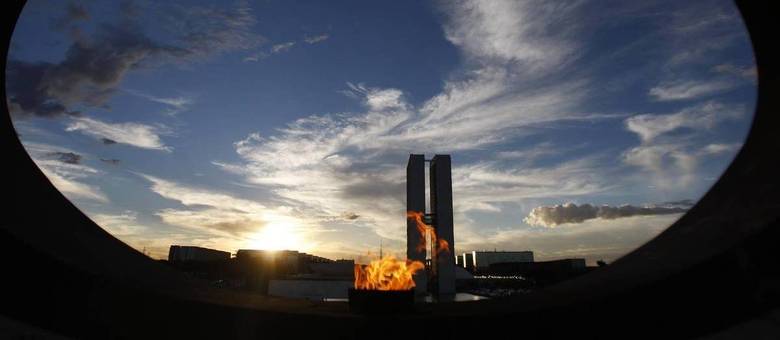 O tempo no DF nesta quinta-feira (14) será de sol, alternando com pancadas de chuvas e possíveis trovoadas. A temperatura mínima será de 16º e a máxima de 21º. A umidade do ar varia de 56% a 87%