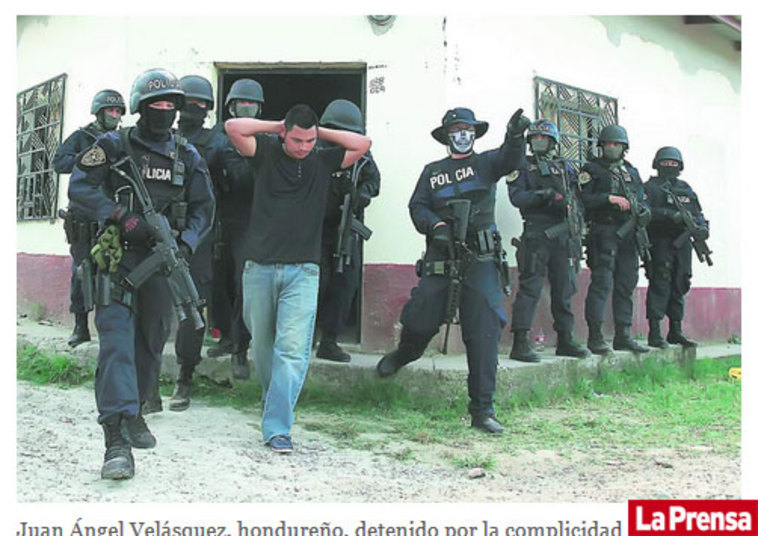 Segundo as autoridades norte-americanas, Glenn
usou seu trabalho em uma empresa privada com certificado de segurança militar
para roubar inúmeros e-mails e informações confidenciais a partir de servidores
do Comando Sul em Honduras