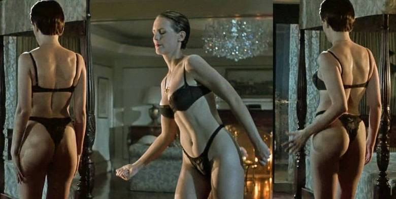 Uma das cenas mais icônicas do filme True Lies, e também da carreira de Jamie Lee Curtis, é aquela em que sua personagem dança sensualmente de roupa íntima. O corpão e o bumbum da atriz chamaram bastante a atenção