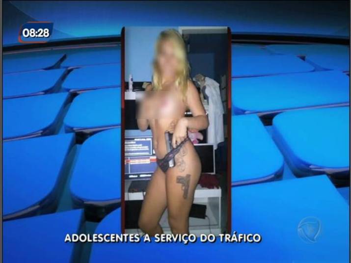 Uma
das adolescentes postou fotos e vídeos fazendo apologia ao tráfico de drogas em
uma rede social. A partir desse material, a polícia passou a rastrear os passos das
adolescentes