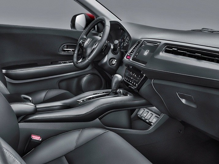 O modelo terá ainda volante multifuncional, console central elevado 'flutuante' e largas saídas horizontais de ar-condicionado. O ajuste dos bancos é manual. Um dos pontos mais destacados pela Honda é o 'grande espaço interno'. Segundo a montadora, o HR-V acomoda cinco ocupantes com conforto — ao contrário dos rivais do segmento