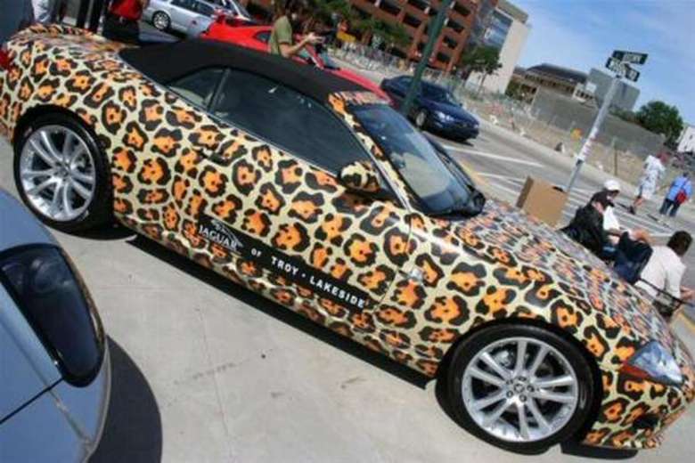 Esse Jaguar, literalmente, veste a camisa da empresa