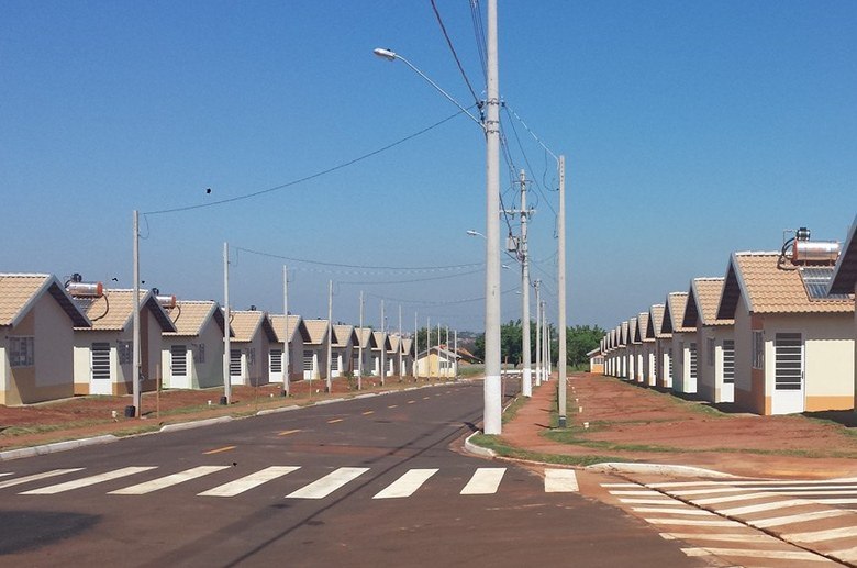 Cerca de 48% do valor pago para comprar uma casa popular é usado para cobrir tributos
    
