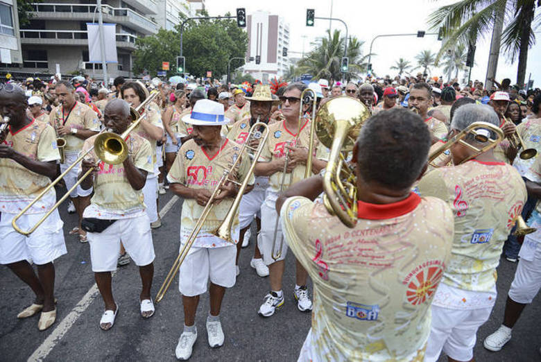 A Banda de Ipanema desfila em Ipanema, na zona sul do Rio, no sábado (14), às 17h30, próximo a praça General Osório. O Bloco do Barbas desfila no sábado (14), na rua Arnaldo quintela com Assis Bueno, às 16h, em Botafogo, na zona sul do Rio