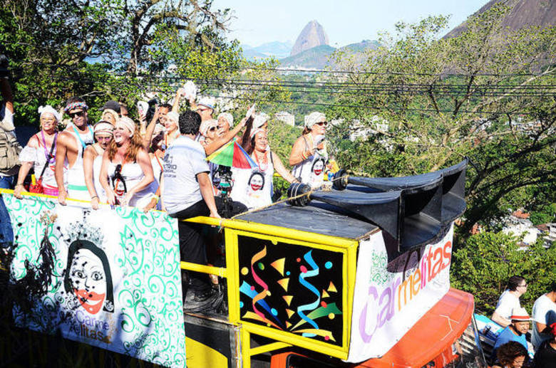 O Bloco das Carmelitas (foto) desfila às 15h desta sexta-feira (13) na ladeira Santa Teresa, esquina com
Rua Dias de Barros, em Santa Teresa, na região central do Rio.  O bloco Loucura Suburbana desfila na rua Ramiro Magalhães, às 16h, no Engenho de Dentro, na zona norte do Rio. O bloco Virtual desfila na avenida Atlântica, no posto 1, às 18h, Leme, zona sul do Rio. O Boêmio dos Méier desfila na rua Dias da Cruz, nº 100, Méier, às 19h. Os Monarcas desfilam na praia da Bica, nº 104, às 18h, na Ilha do Governador, zona norte do Rio