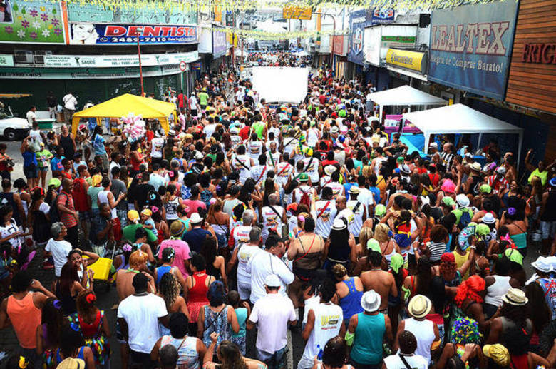 A Banda de Madureira (foto) desfila no sábado (14) na rua carvalho de Souza, em Madureira, na zona norte do Rio, às 19h. O Bloco da Gold desfila no sábado (14), na avenida Lúcio Costa, às 13h, na altura do posto 3. O Bloco infantil Sementes do Samba desfila sábado (14), em Vila Isabel, na zona norte do Rio às 16h, na rua Visconde de Abaeté com 28 setembro 