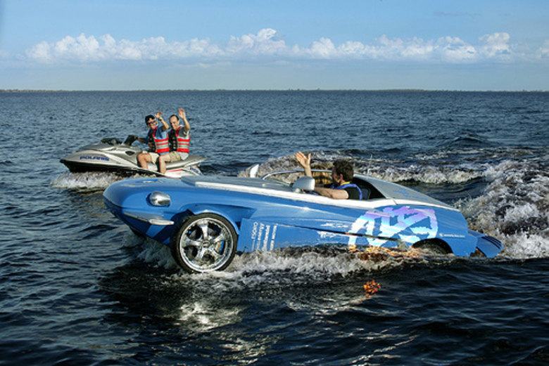 O modelo bateu o recorde de 50 km/h na água