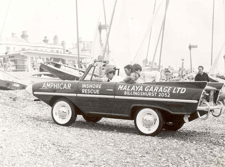 No caso do Amphicar, ele atingia apenas 11 km/h na áhua e 113 km/h no asfalto