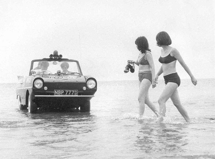 O primeiro e úncio carro anfíbio produzido em série foi o alemão Amphicar, produzido de 1961 a 1968