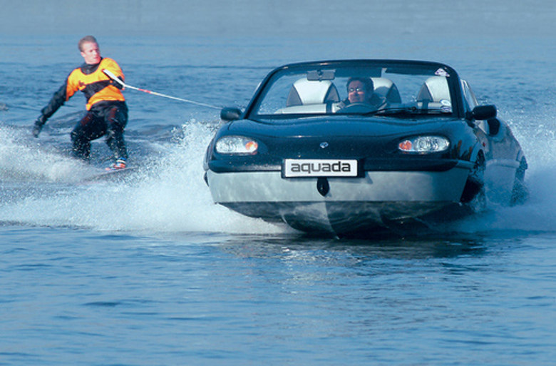 O modelo é equipado com um motorzão V6 e tração traseira