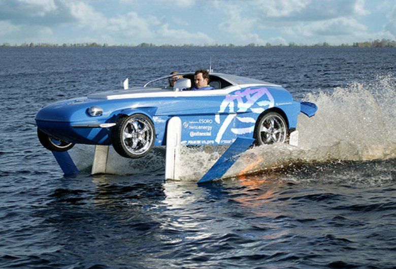Esse é um recordista de velocidade no mundo dos carros anfíbios, o Rinspeed Splash