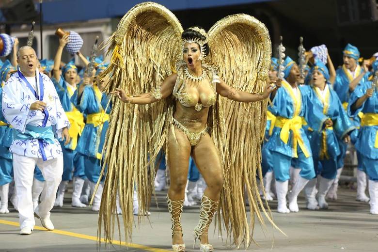 Cinthia Santos veio à frente da bateria com uma fantasia folheada a ouro Cinthia Santos veio à frente da bateria com uma fantasia folheada a ouro