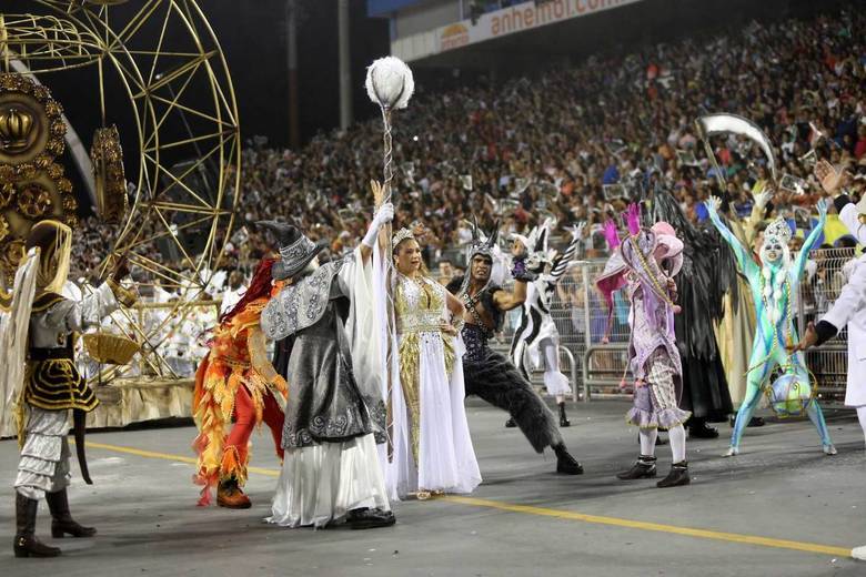 Vai-Vai empolga a plateia do sambódromo com homenagem a Elis Regina