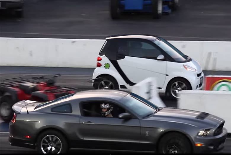 ...que o leva a encarar muscle cars como o temido Mustang Shelby, também todo mexido