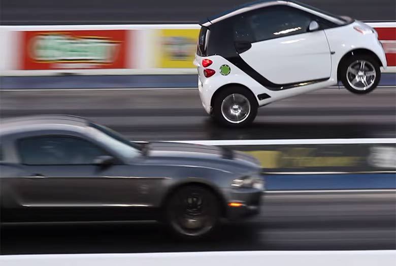 Um pequenino smart fortwo é uma das maiores atrações das pistas de arrancadas nos Estados Unidos. O modelo europeu passou por diversas modificações para desafiar e vencer os potentes Ford Mustang e outros muscle cars no quintal da casa deles. É tanta potência que o smart chega a empinar no momento da arrancada. Veja o carrinho em ação: