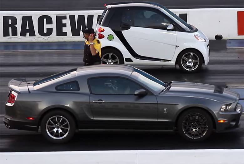 Momentos antes da largada, a diferença de tamanho fica evidente. É difícil acreditar que um carrinho desses possa superar o temido Mustang Shelby