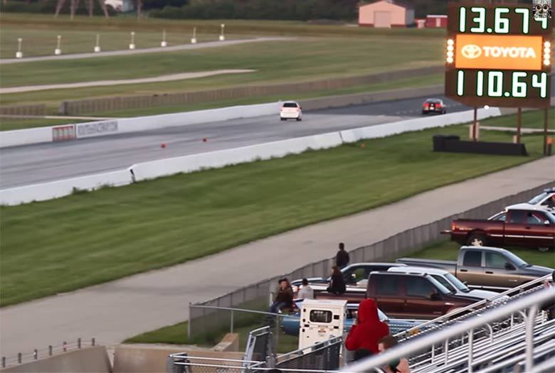 ... bem menos que os cerca de 181 km/h (110,64 milhas por hora) do Mustang Shelby de mais de 400 cavalos, que mostra o tanto que o piloto do smart tirou o pé no final da corrida