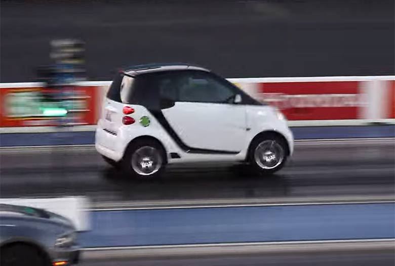 Perto desse smart, o lendário Mustang Shelby mais parece um carro popular arrancando...