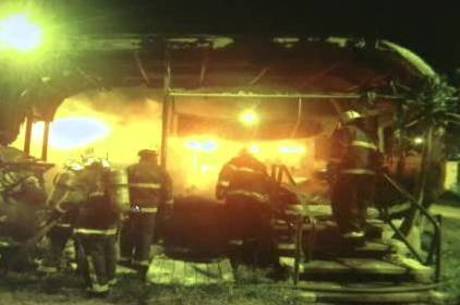 Bombeiros controlaram o fogo que atingiu o posto da PM no condomínio Porto Rico