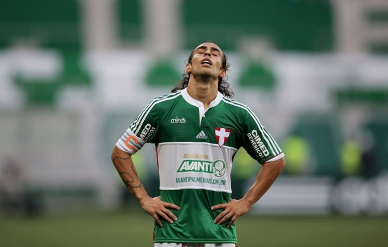 Valdivia 'copia' Guerrero, e renovação vira novela no Palmeiras