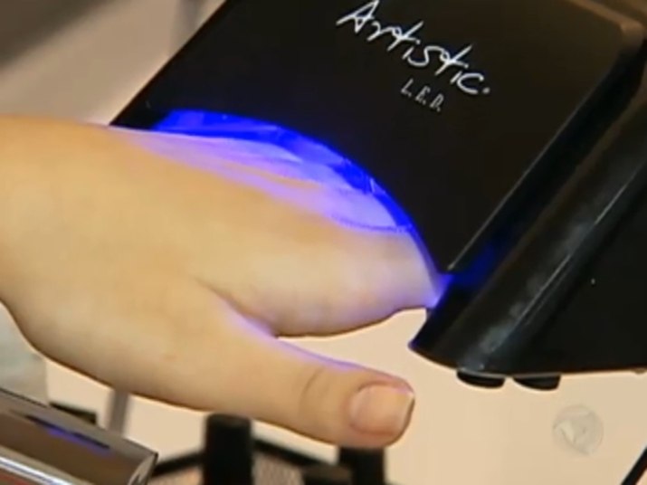 A cabine de led ajuda a secar a unha, sem deixar nenhuma bolinha indesejada + Veja detalhes dessa esmaltação 