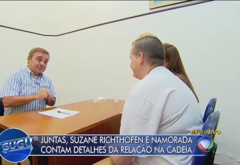 

Foi nessa hora que Gugu convidou Sandrão para participar da
entrevista na penitenciária de Tremembé e contar detalhes sobre a intimidade
das duas. Ao ser questionada se chegou de mansinho para conquistar Suzane,
Sandrão afirmou.

— Foi mais ou menos.
A vaidade de Suzane, que usava unhas pintadas e acessórios
na entrevista, característica mencionada durante o Gugu de quinta-feira (25), é
algo que agrada Sandrão, segundo a presidiária que matou os pais em 2002.

— Gosta. Ela não entende muito da minha vaidade, mas gosta+ Gugu está no Facebook! Curta+ Siga o perfil da atração no Twitter