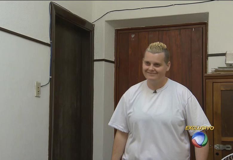 

Como as duas convivem juntas em uma mesma cela? Como tudo
funciona? Foi exatamente isso que Gugu também quis saber. Suzane foi a primeira
a responder.

— Ficamos em camas de solteiro: cada uma tem a sua, como se
fosse um treliche.
Ao serem questionadas se existe privacidade, Sandra foi quem
explicou.

— Hoje tem o convívio de homossexuais e cada uma tem sua
privacidade. [Para ficarmos juntas] fazemos aquelas cabaninhas de beliche de
criança.

Assim que Gugu perguntou se as camas são estreitas para
dividir, Sandra arrancou risadas de Suzane com sua resposta.

— É quando se fica mais perto+ Gugu está no Facebook! Curta+ Siga o perfil da atração no Twitter