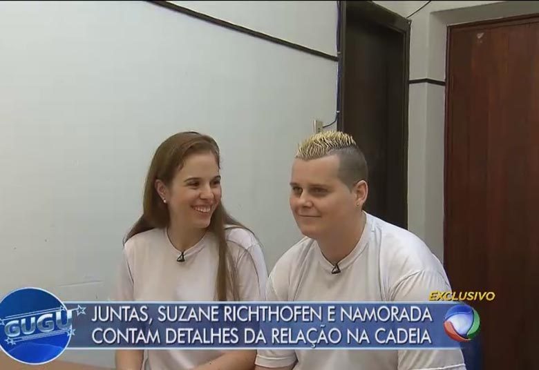 

Gugu quis saber se Sandrão intimida.



— Não, porque não sou tudo isso. Sou bem brincalhona, mas tem
situações que tem que colocar o pé no chão e ser um pouco mais dura.

Sandrão confessou que Suzane sempre chamou a atenção de outras
detentas na cadeia.

— Sim. Por ser ela, todo mundo olhava. Todo
mundo olha. Mas foi diferente. Fui a primeira pessoa do convívio a ver ela, a encontrei
na escada+ Gugu está no Facebook! Curta+ Siga o perfil da atração no Twitter